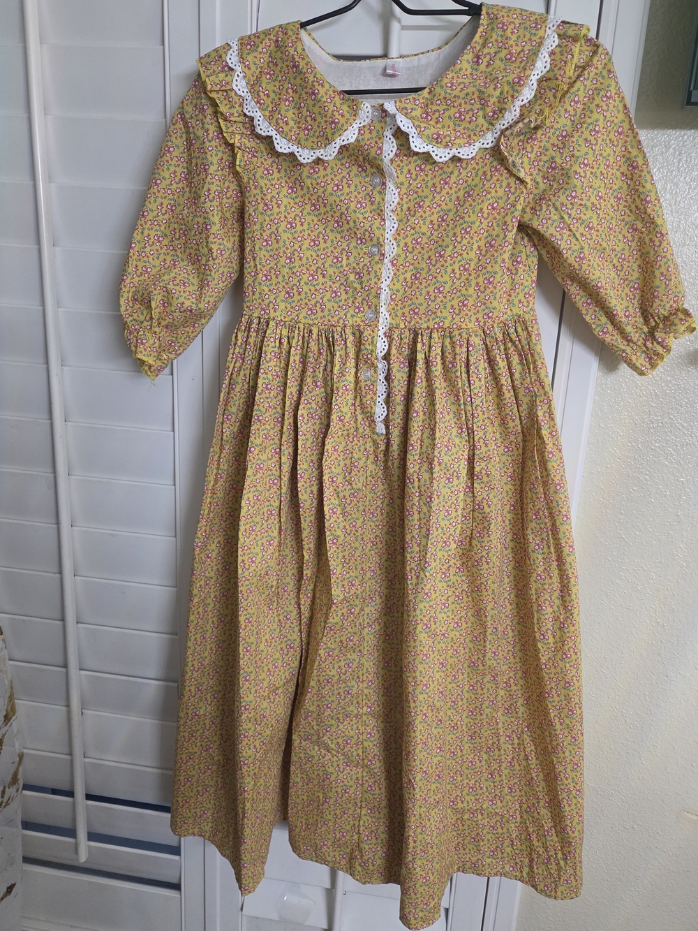 Costume Colonial Pioneer Praire Dress Yellow Floral Lace-Trim Prairie Dress, S